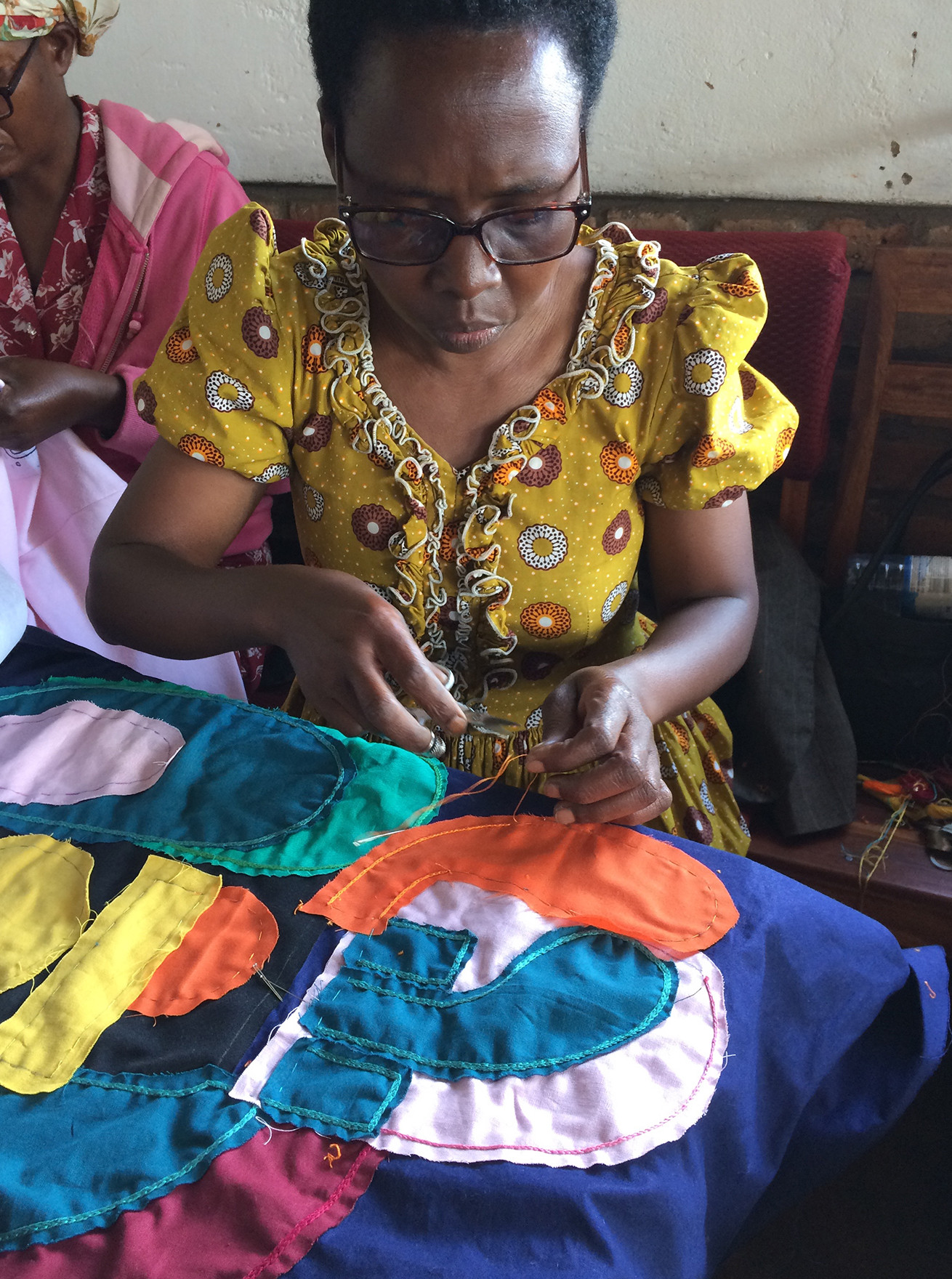 NEEDLE PAINTING IN RWANDA : Cotton thread embroidery