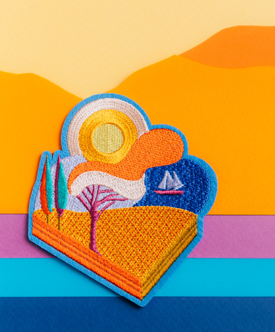 <h1>Fondation Carmignac</h1>
<p>À la pointe de l'art contemporain, la fondation résidant dans un cadre idyllique a instantanément séduit M&amp;L, qui propose chaque année un petit tableau brodé de saison sous forme de broche ou d'écusson.</p>