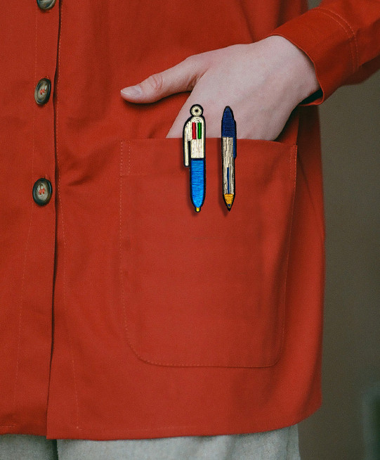 <h1>BIC</h1>
<p>Marie dessine avec un Bic depuis plus de 30 ans. <br />Que fallait-il de plus pour lier les deux Maisons ?</p>